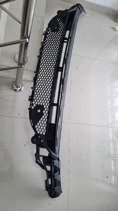 Grila inferioara ornament crom bara fata mercedes w213 amg
