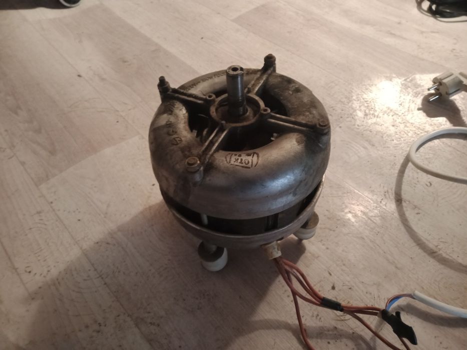 Двигатель и корпус от стиральной машины алматинки.и целая стирая машин