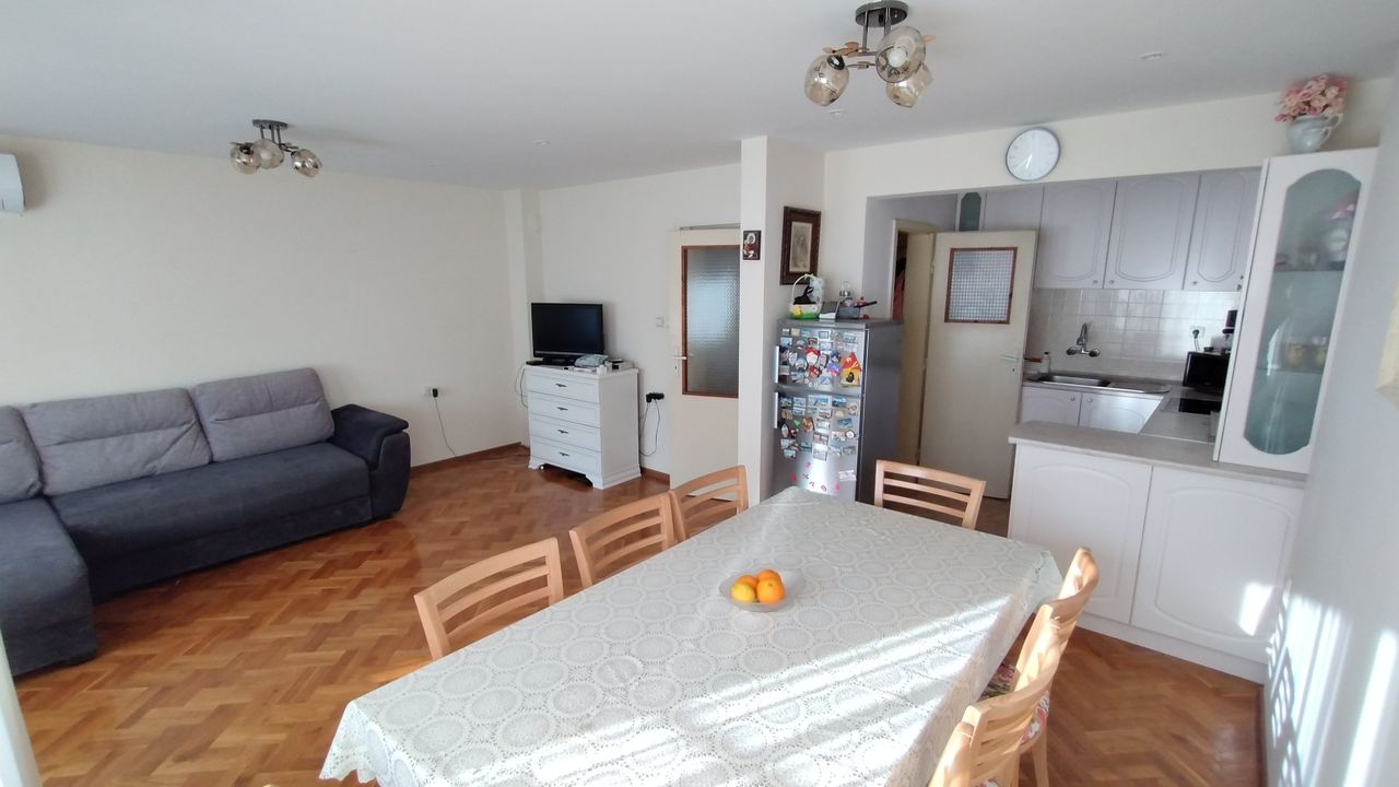 Продава се Тристаен апартамент в Пазарджик, Център - 88 кв.м за 1250 €/кв.м - Снимка #2