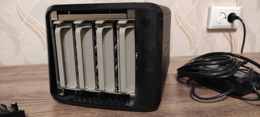 NAS устройство ZyXEL NAS542, за 4 диска, мрежов сторидж