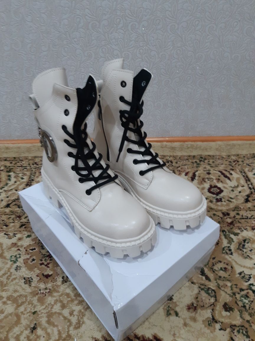 Продам новые весенние сапоги
