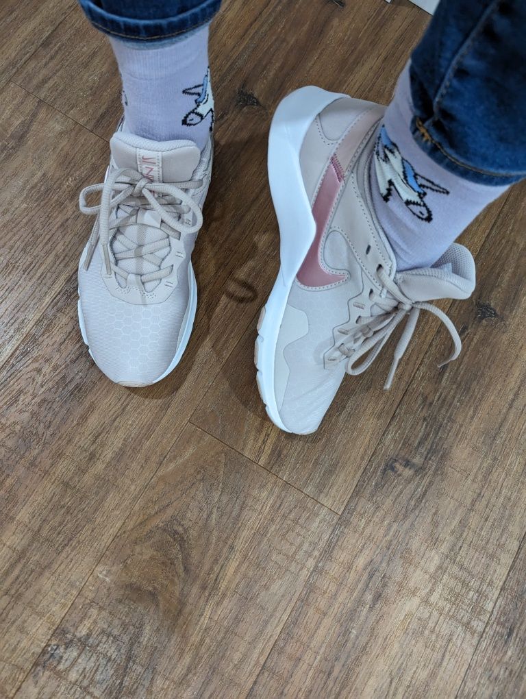 Кроссовки Nike Legend Essential 2