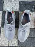 Adidas Yeezy aproape noi
