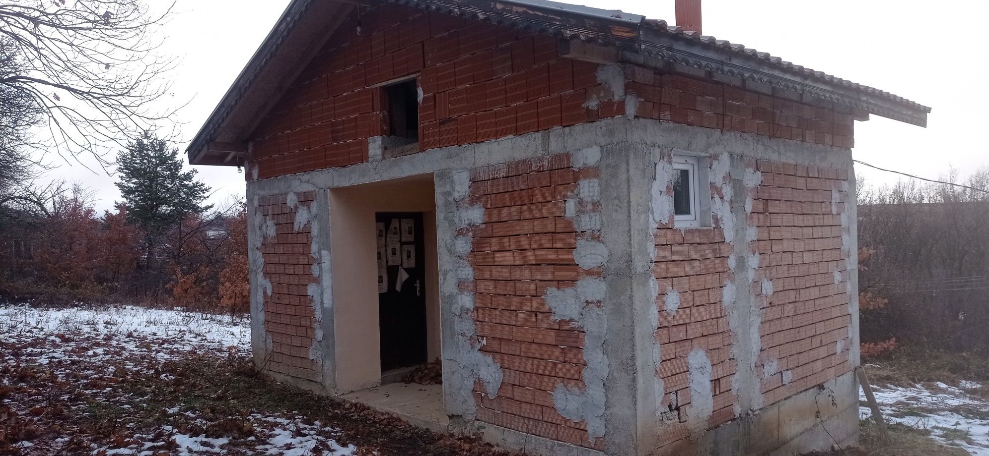 Малка къща със голямо дворно място .