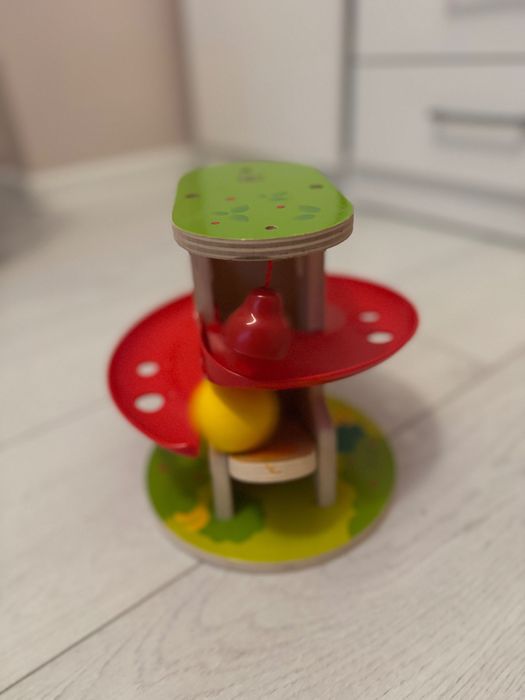 Дървена играчка с топче. Натисни и спусни