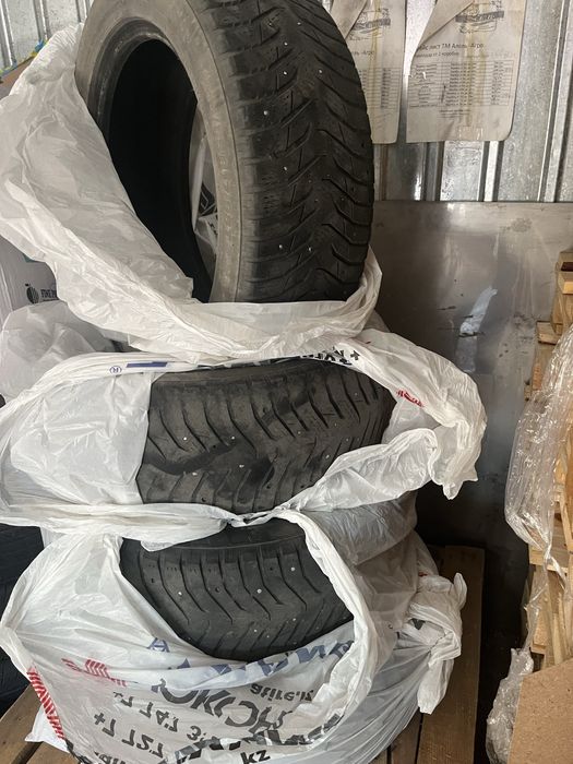 Продам резину 215/55/17 комплект