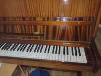 Vând pianină rusească , ușor negociabil