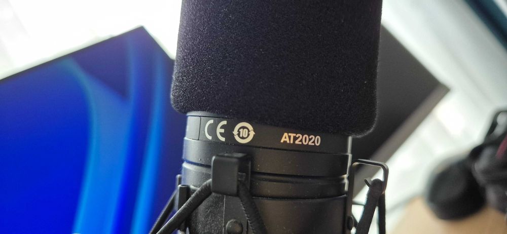 Focusrite scarlet 2i2 + Audio Technica T220