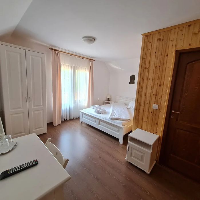 Cazare/Cabana/Pensiune cu piscina încălzită