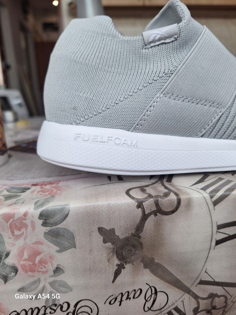Дамски дишащи сникърси от плат на Reebok номер 37