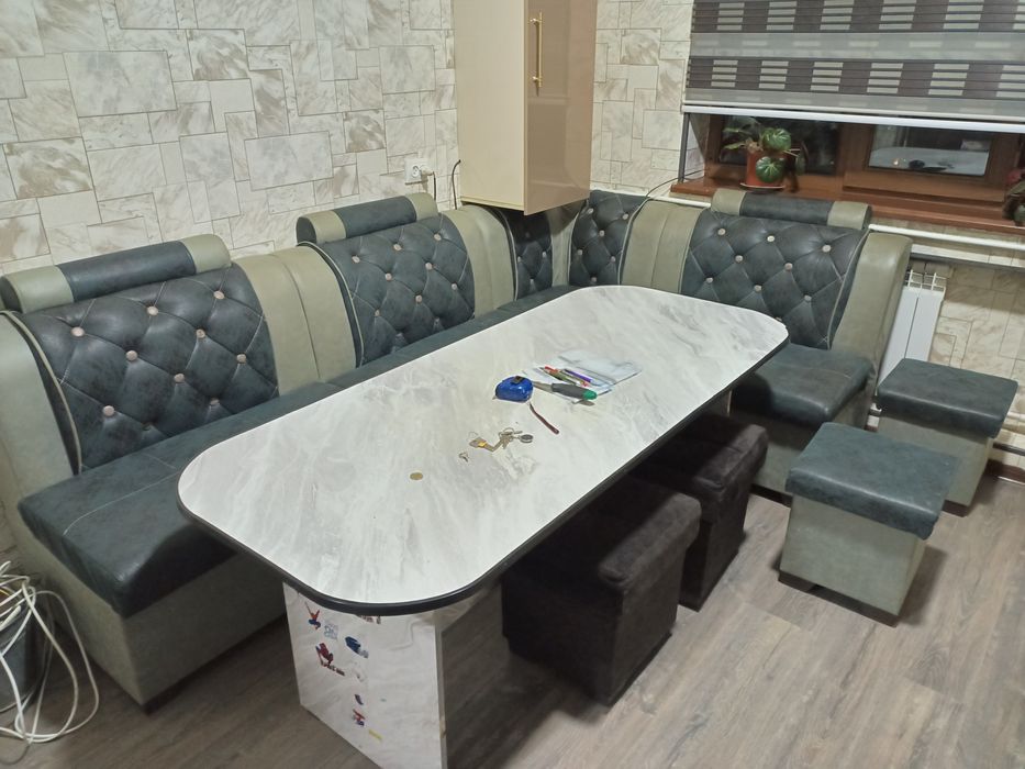 Продам срочно кухонный уголок