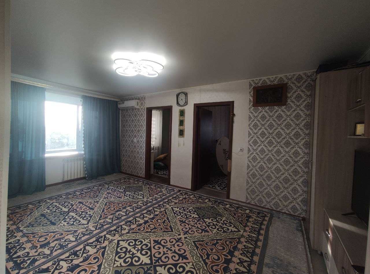 продам 4-х комн кв в 6 мкр ул. 50 Лет Октября 132