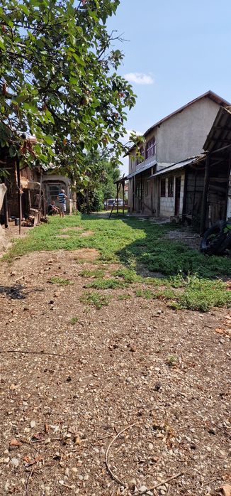 Vând casa cu curte