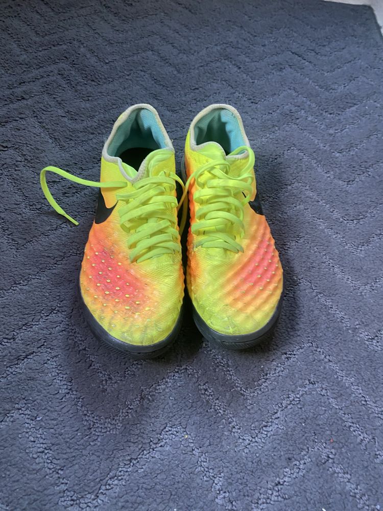 Маратонки nike magista