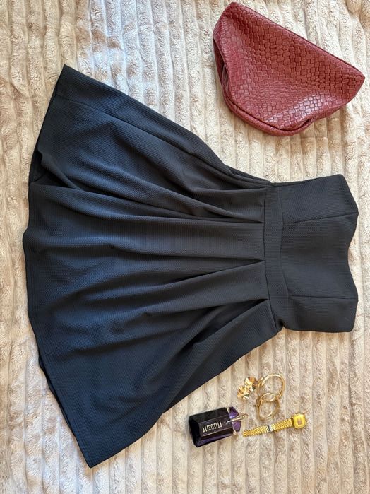 Къса черна рокля