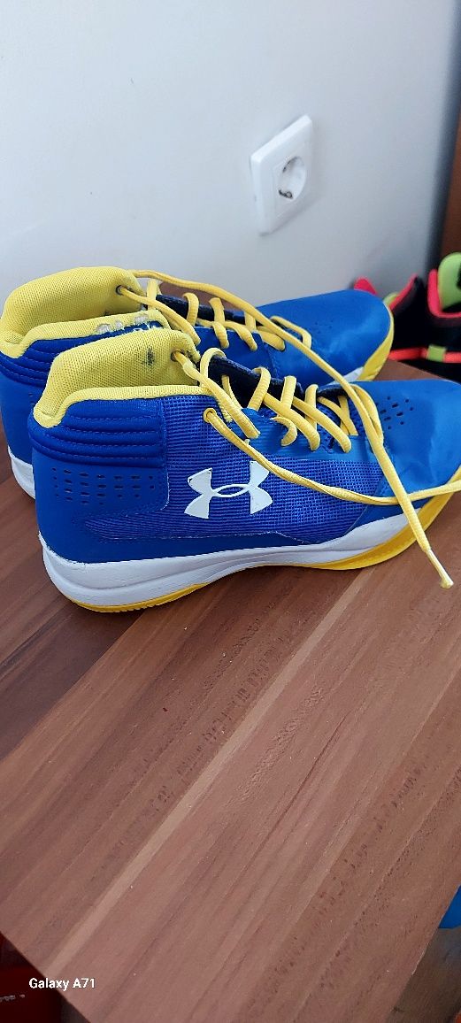 Дамски маратонки Under Armour,безупрични.