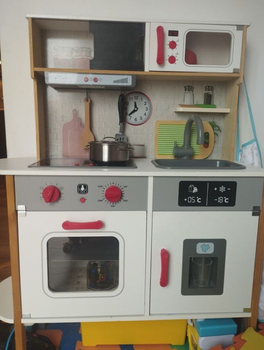 Дървена детска кухня с принадлежности.