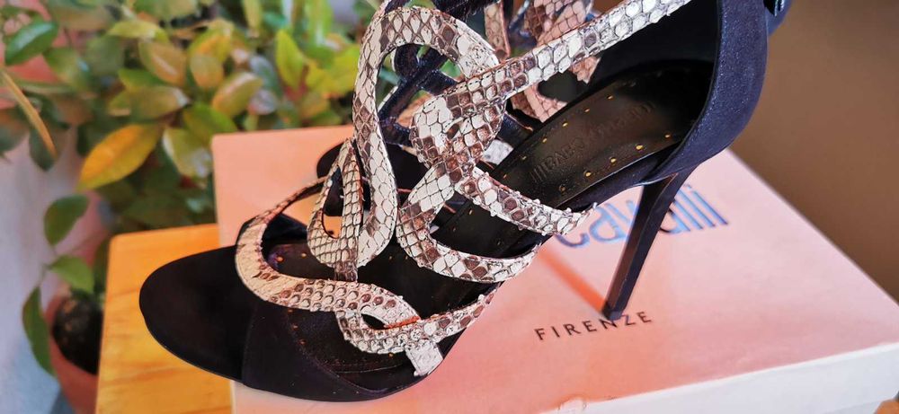 Оригинални маркови дамски обувки / сандали ROBERTO CAVALLI - 39 номер