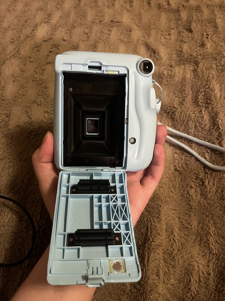 Продам камеру instax mini 11