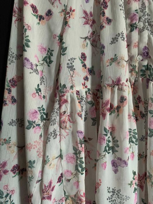 Vand doua bluze cu motive florale alb/turcoaz