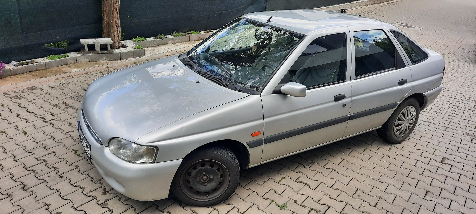 Vând Ford Escort an 1999,benz GPL,1000 eur