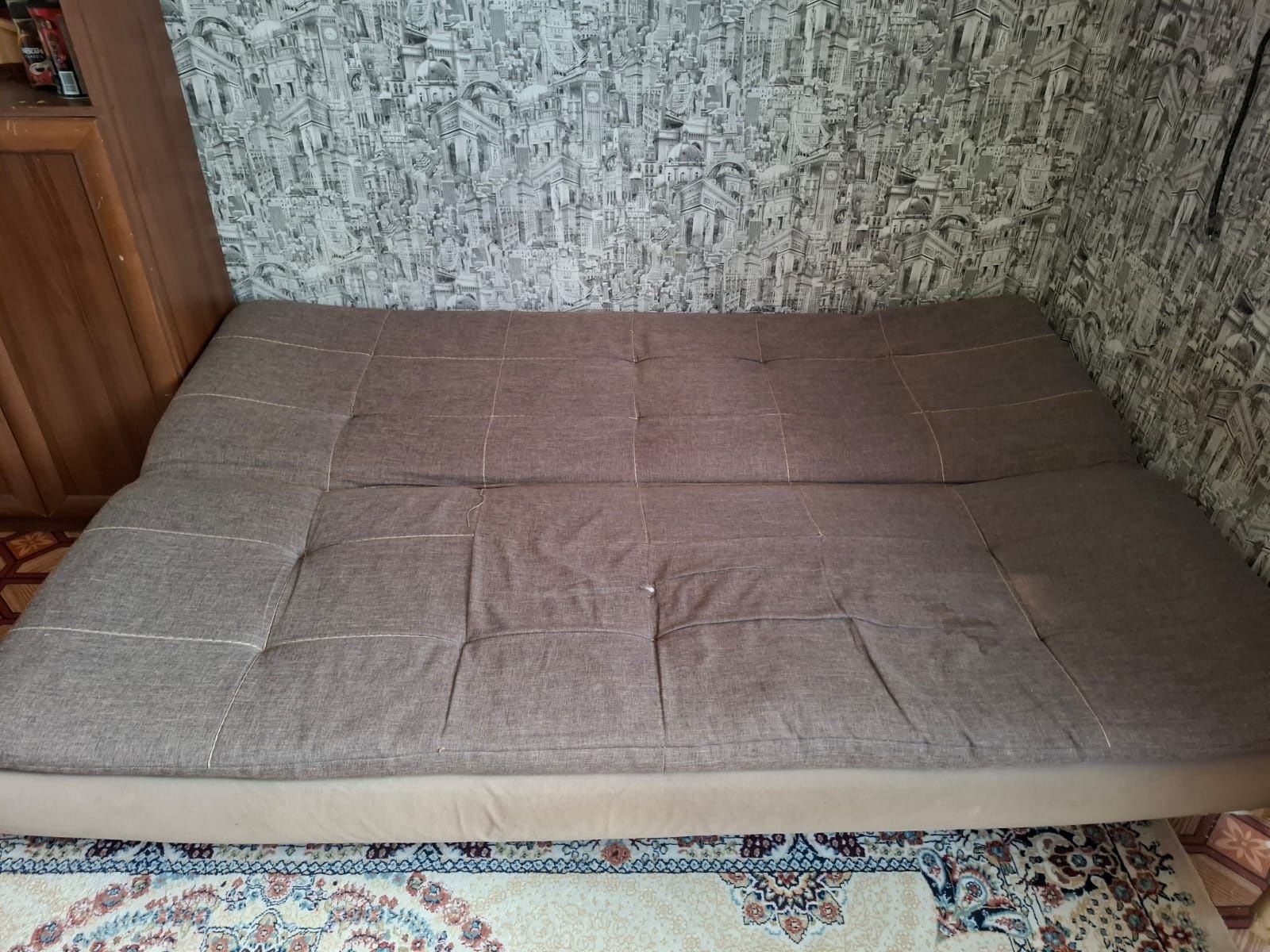 Продам диван хорошым