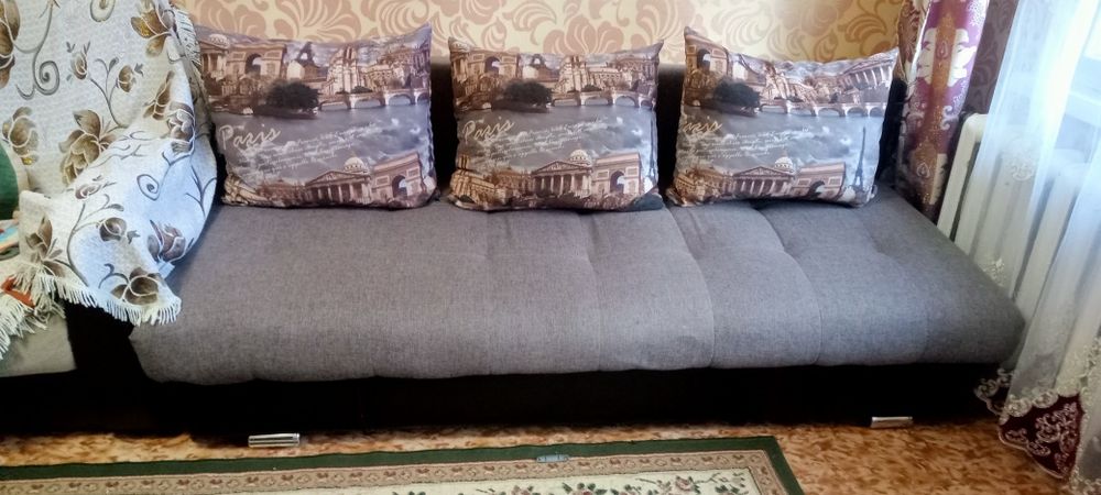 Тахта с подушками