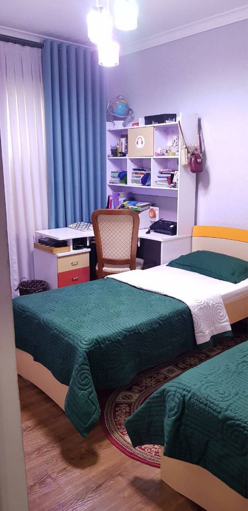 мебель бу, 2 кровати с матрасом, 1 письменный стол, и 1 тумбочка