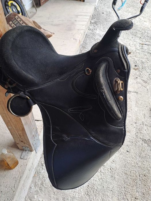 Vând șei western pentru călărie, diferite modele și culori .