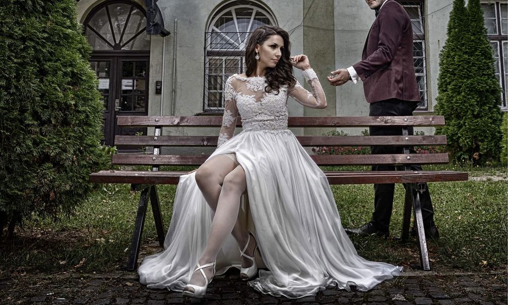 Vand rochie de mireasa din matase si broderie accesorizata