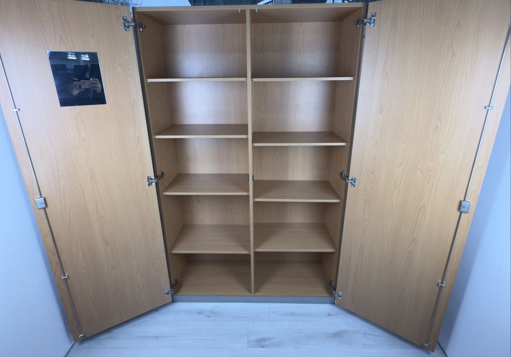 Практичен шкаф за съхранение на папки, книги и други матрияли;