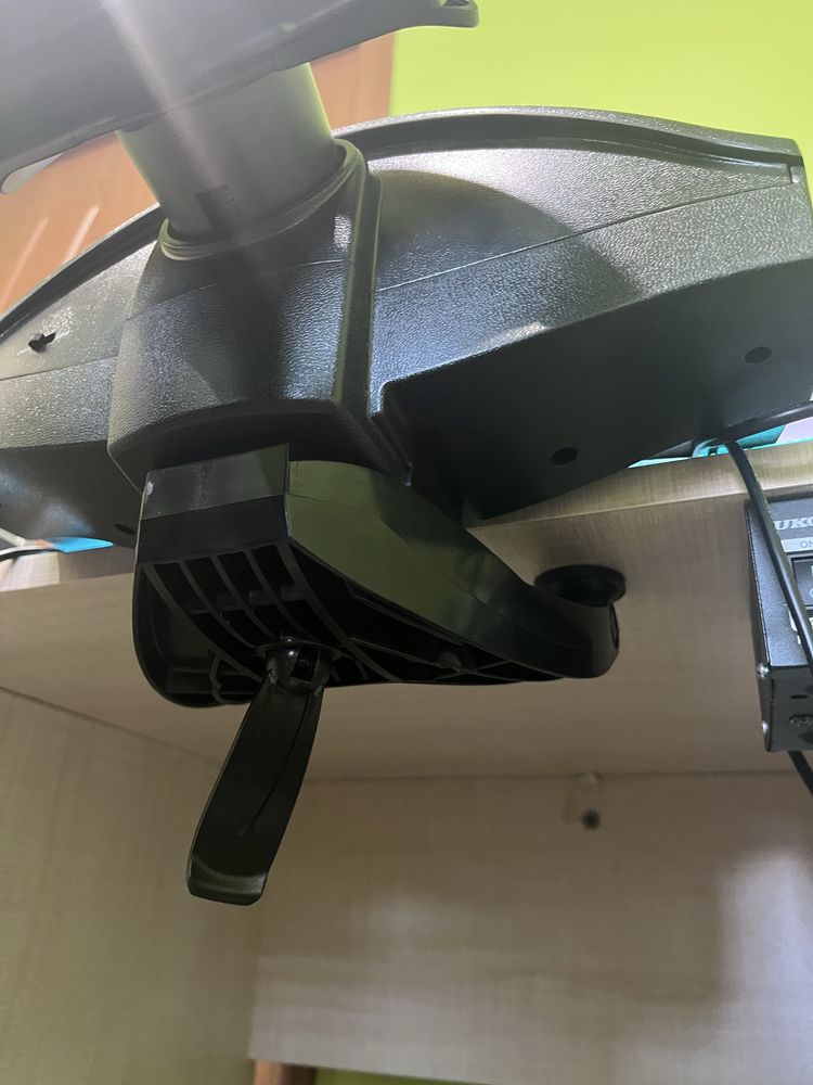 Продавам Волан за playstation 3/4 на марка:THRUSTMASTER T80