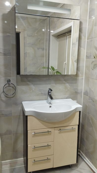 Шкаф, раковина, пенал, зеркало