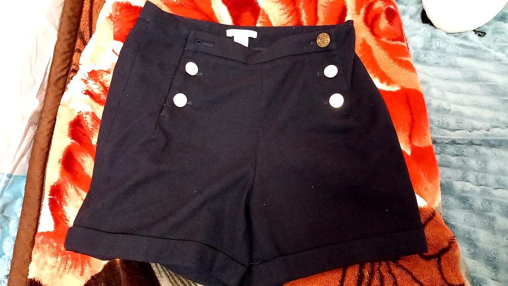 Vând pantaloni scurti eleganti dama mărimea S