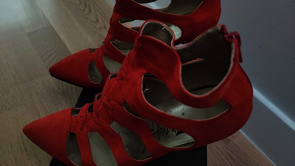 Sandale închise din piele naturală întoarsă