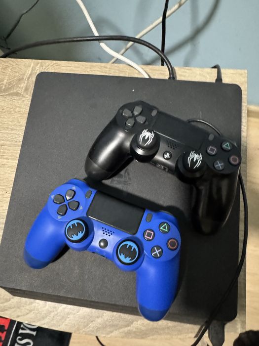 PS4 Slim 1 TB с два джойстика