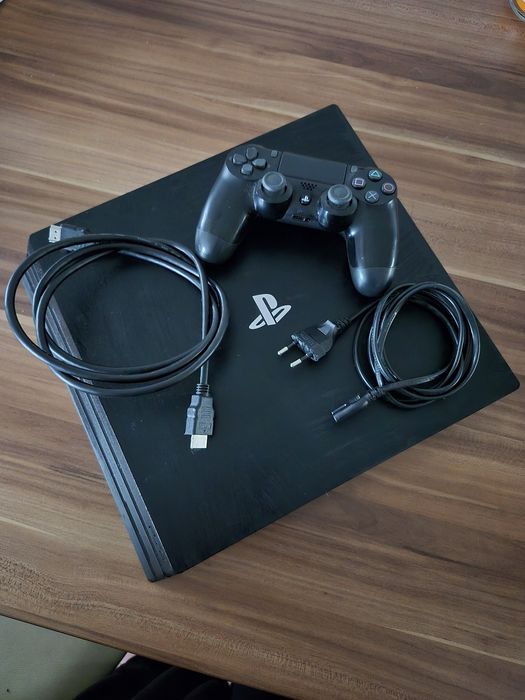 Vând consolă PS4 Pro 1TB + 7 jocuri