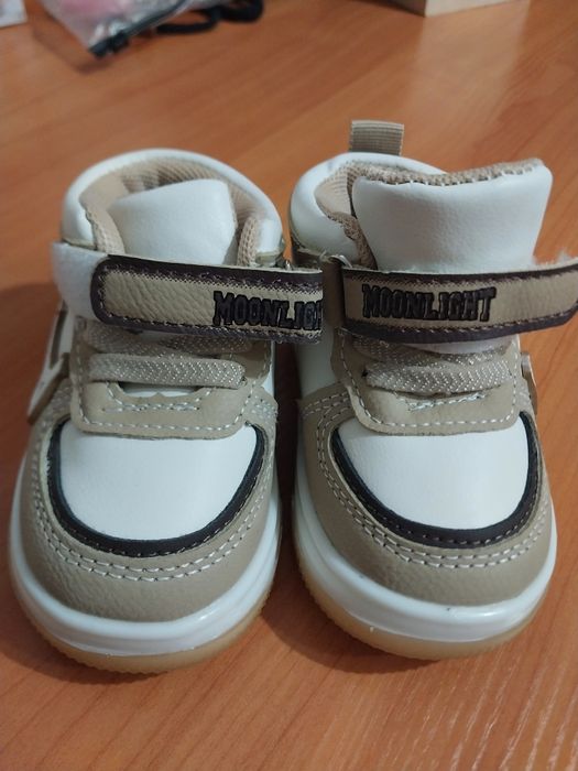 Детские кроссовки. Размер 18