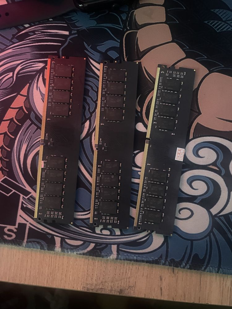 Продаю 3 плашки DDR4 16 GB каждая
