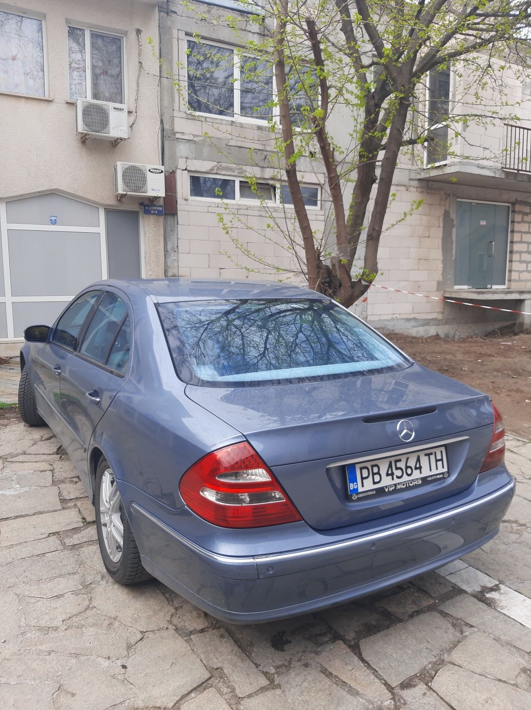 Продавам мерцедес Е класа