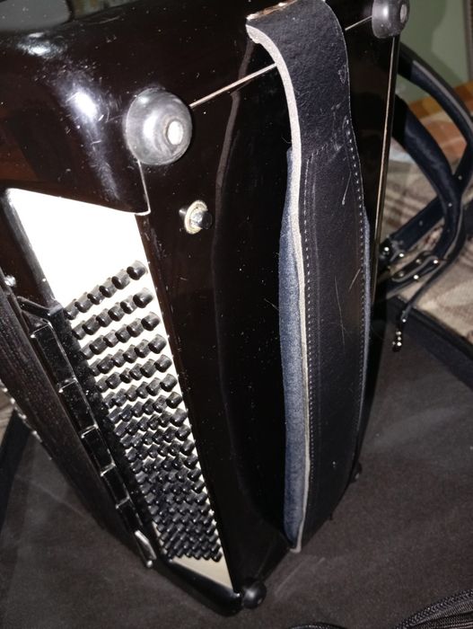 Продавам акордеон