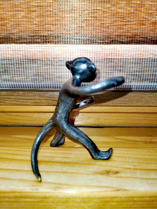 Антикварна декорация за маса маймунка плътна  отливка патиниран бронз