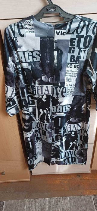 Екстравагантна рокля с надписи и картини, размер 42