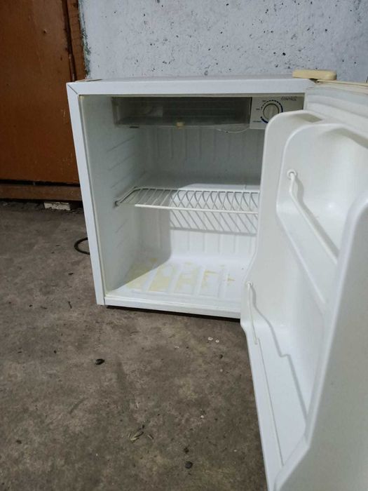 Продам рабочий  холодильник  .