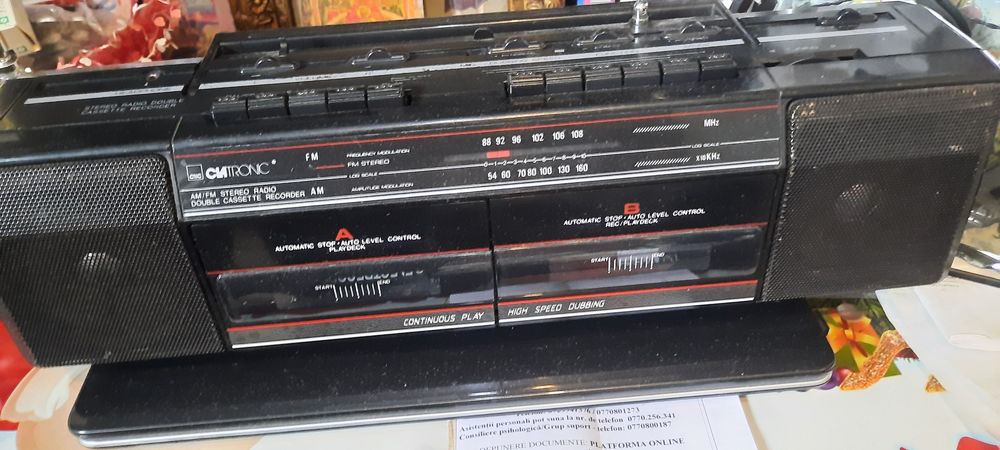 Vând dublu radiocasetofon Climatronic.