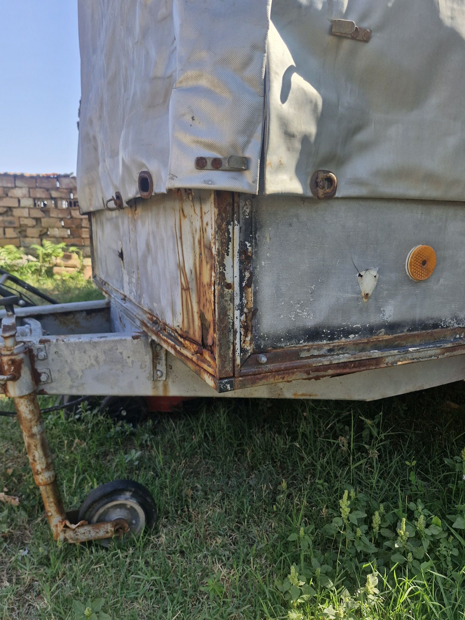Продавам ремарке Westfalia