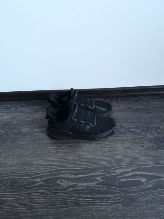 Adidasi adidas marimea 42.5