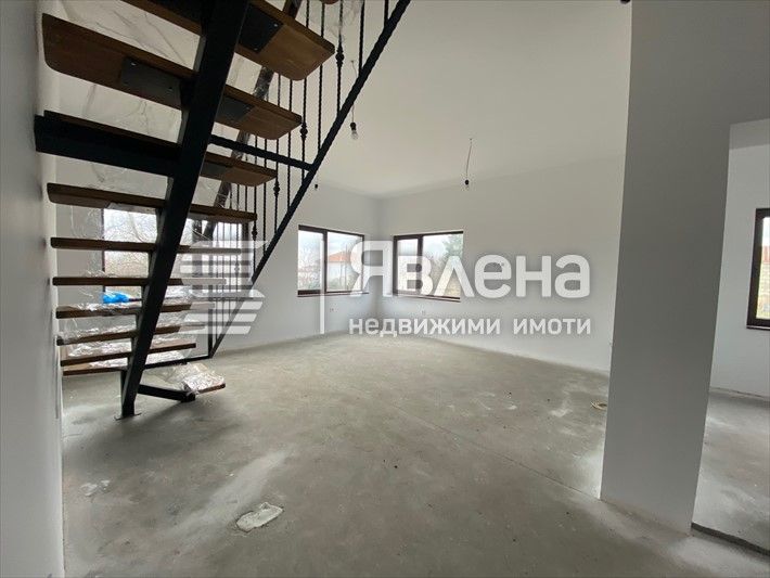 Нова къща, на метри от спирка и главен път