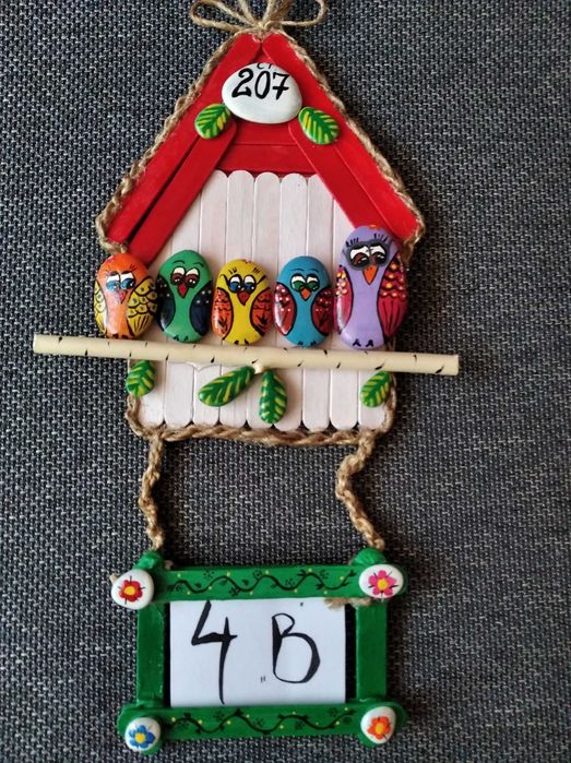 Ръчно рисувани картини, декорация с морски камъчета, пана за учители.