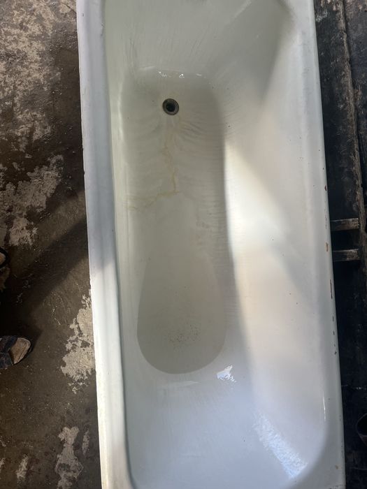 Cadă fontă, folosită puțin timp, fară rugină